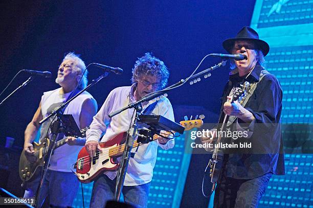 Neil Young, Neil Percival Young - der kanadische Rockmusiker und Saenger mit seiner Band Crazy Horse bei einem Konzert in Hamburg, o2 World Arena