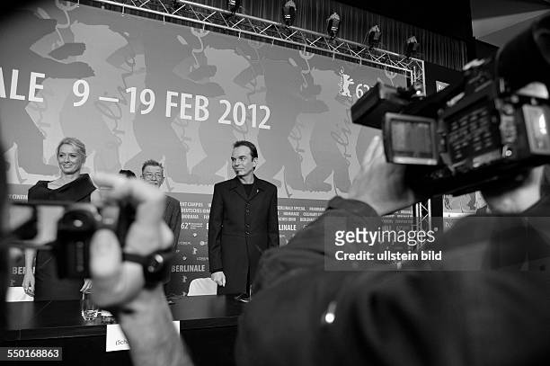 L.n.r.: Schauspielerin Katherine LaNasa, Schauspieler John Hurt und Regisseur Billy Bob Thornton während der Pressekonferenz zum Film -JAYNE...