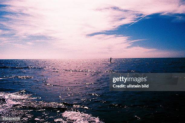 Lomografie - Einsamer Surfer im Meer vor dem Strand von Ladispoli in Italien