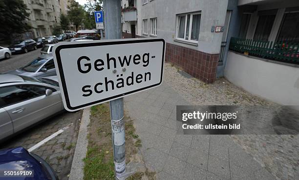 Hinweisschild zu möglichen Gehwegschäden in der Rodenbergstrasse -Gehwegschäden in Berlin-Prenzlauer Berg