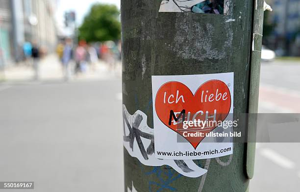 Ich liebe mich - Aufkleber auf einem Ampelmast an der Frankfurter Allee in Berlin-Friedrichshain