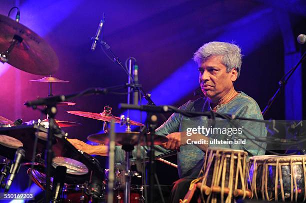 Trilok Gurtu - der indische Perkussionist und Saenger bei einem Konzert waehrend des Elbjazz Festivals 2013 in Hamburg.