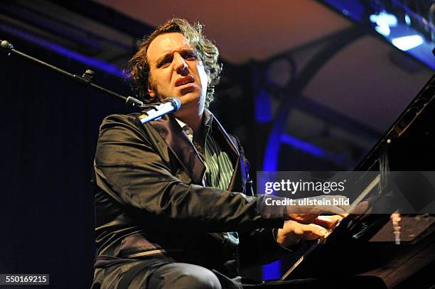 Chilly gonzales in concert hi-res stock photography and images - Alamy
