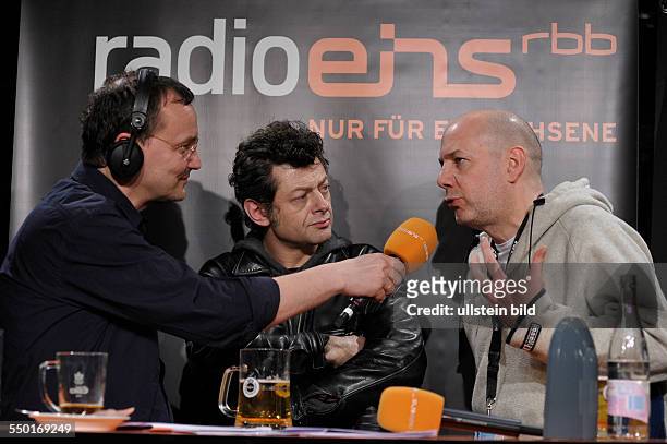 Drehbuchautor Paul Veragh ,Schauspieler Andy Serkis und Moderator Knut Elstermann anlässlich des RadioEins Berlinale Nighttalk am Rande der 60....