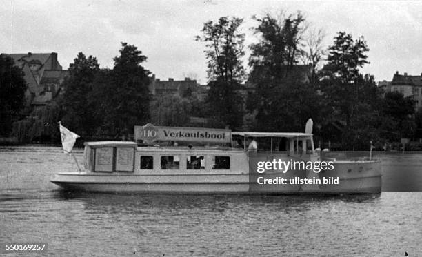 Aufbau der HO in der DDR - Indienstellung eines Verkaufbootes der HO zur Versorgung der Wassersportler mit Lebensmitteln auf den Berliner Gewässern