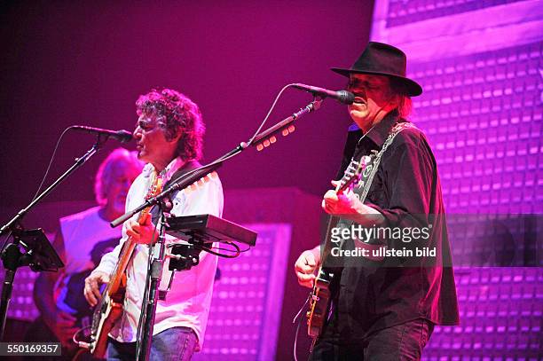 Neil Young, Neil Percival Young - der kanadische Rockmusiker und Saenger mit seiner Band Crazy Horse bei einem Konzert in Hamburg, o2 World Arena