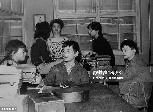 Everyday school life in the GDR, pupils during the so called productive work lesson, getting an insight into the economy and working life
