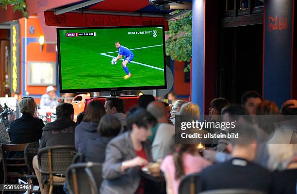 Fußballfans verfolgen das Fussballspiel Russland-Tschechien anlässlich der UEFA Fußball-Europameisterschaft 2012 in einer Kneipe in Berlin-Prenzlauer...