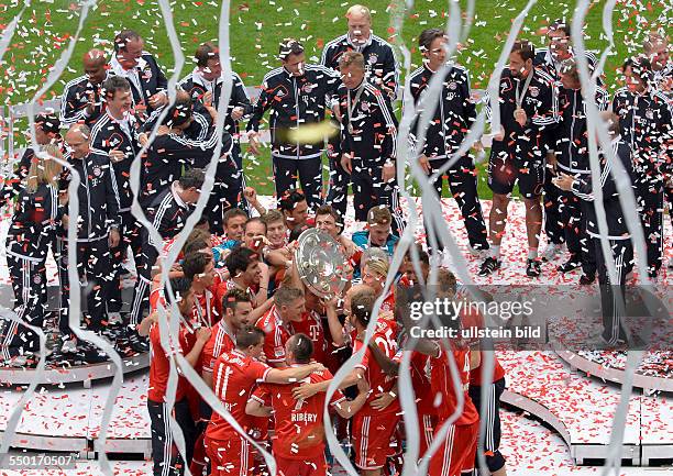 Konfettiregen geht auf die feiernden Spieler nieder waehrend der Meisterschaftsfeier des FC Bayern Muenchen, nach dem Fussball Bundesliga Spiel FC...