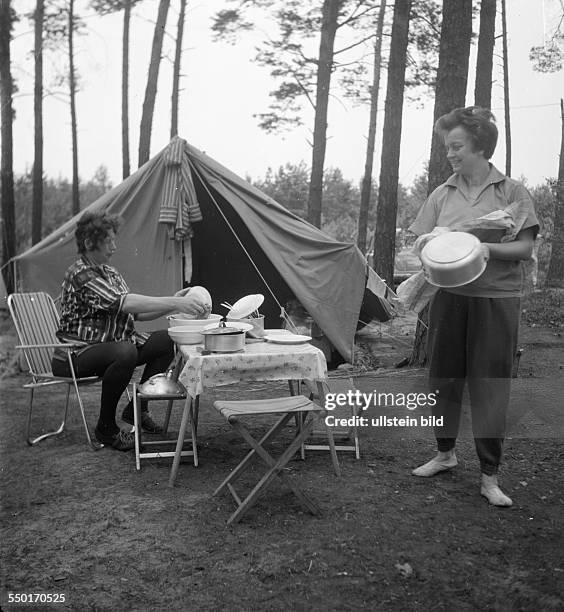 Ca Frauen beim Abwasch auf dem Campingplatz