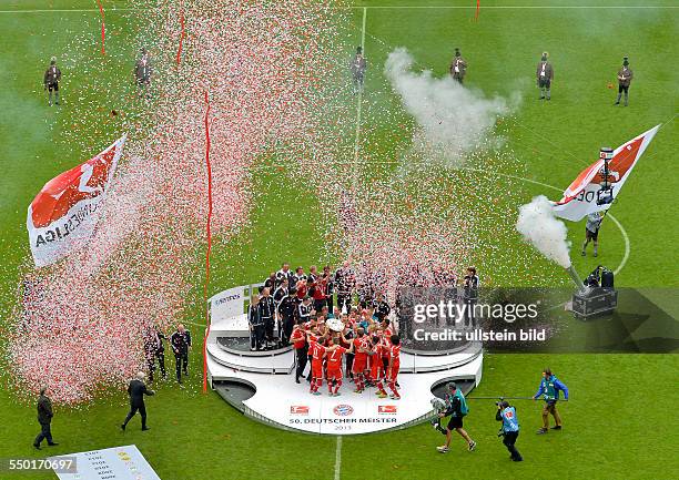 Konfettiregen geht auf die feiernden Spieler nieder waehrend der Meisterschaftsfeier des FC Bayern Muenchen, nach dem Fussball Bundesliga Spiel FC...