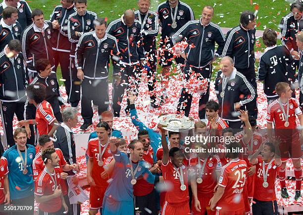 Konfettiregen geht auf die feiernden Spieler nieder waehrend der Meisterschaftsfeier des FC Bayern Muenchen, nach dem Fussball Bundesliga Spiel FC...