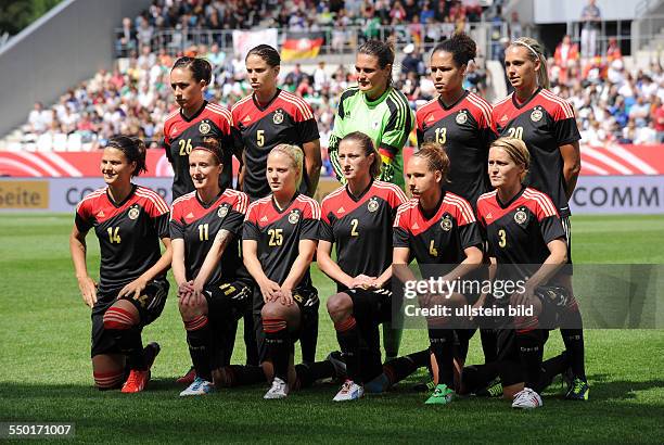 Fussball, Frauen Nationalmannschaft, Freundschaftsspiel, Deutschland - Schottland 3-0, Team Deutschland, oben v.re., Lena Goeßling , Celia Okoyino da...