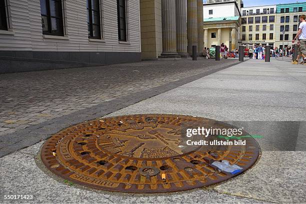 Berlin, Pariser Platz, versiegelter Gullideckel, Sicherheitsmaßnahme fuer den Obama-Besuch