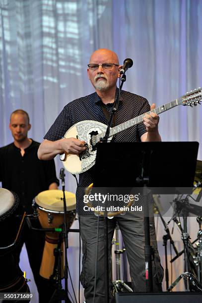 Dead Can Dance - die englisch-australische Musikgruppe mit Lisa Gerrardund Brendan Perry bei einem Konzert auf der openair-Buehne/Freilichtbuehne im...