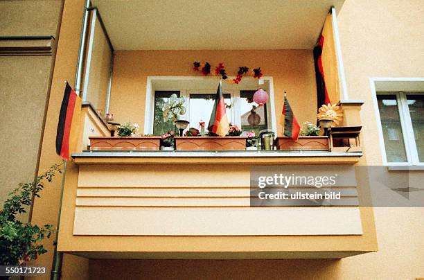 Lomografie - Deutschlandfahnen schmücken einen Balkon in der Elsa-Brandström-Straße in Berlin-Pankow anlässlich der UEFA Fußball-Europameisterschaft...