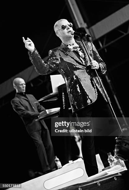 Sänger Andy Bell anlässlich eines Konzerts in der Zitadelle Spandau in Berlin , in Hintergrund Vince Clarke
