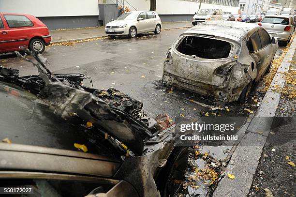 Ausgebrannte Fahrzeuge nach einem vermutlichen Brandanschlag in der Kleinen Alexanderstrasse in Berlin-Mitte