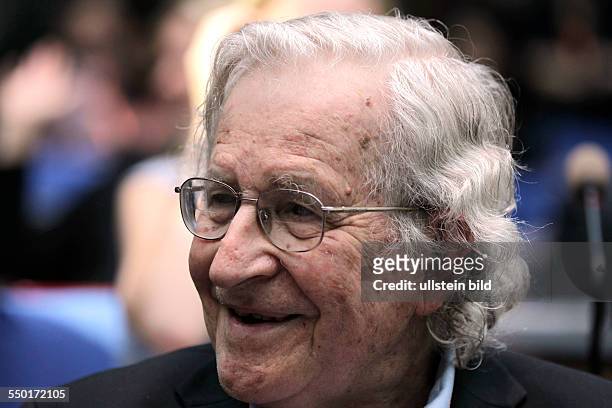 Avram Noam Chomsky, Professor für Linguistik am Massachusetts Institute of Technology , gastiert mit einer Rede mit dem Thema "A Roadmap to a Just...