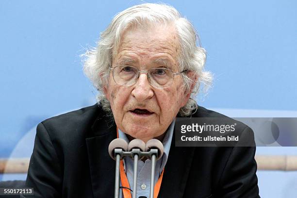 Avram Noam Chomsky, Professor für Linguistik am Massachusetts Institute of Technology , gastiert mit einer Rede mit dem Thema "A Roadmap to a Just...