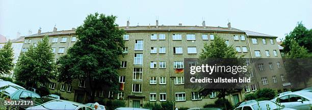 Lomografie - Deutschlandfahnen an einem Wohnhaus in der Elsa-Brandström-Straße in Berlin-Pankow anlässlich der UEFA Fußball-Europameisterschaft 2012