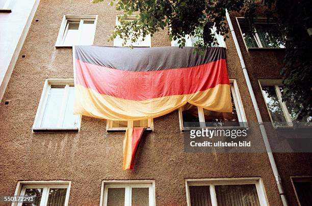 Lomografie - Deutschlandfahnen schmücken die Fassade eines Wohnhauses in Berlin-Pankow anlässlich der UEFA Fußball-Europameisterschaft 2012