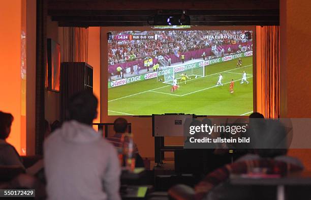 Fußballfans verfolgen das Fussballspiel Russland-Tschechien anlässlich der UEFA Fußball-Europameisterschaft 2012 in einer Kneipe in Berlin-Prenzlauer...