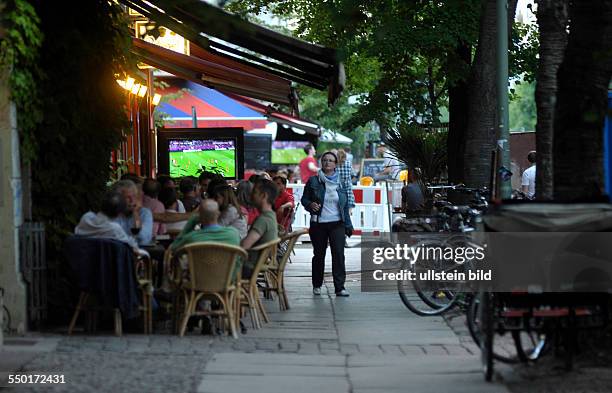 Fußballfans verfolgen das Fussballspiel Russland-Tschechien anlässlich der UEFA Fußball-Europameisterschaft 2012 in einer Kneipe in Berlin-Prenzlauer...