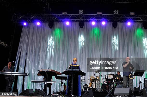 Dead Can Dance - die englisch-australische Musikgruppe mit Lisa Gerrardund Brendan Perry bei einem Konzert auf der openair-Buehne/Freilichtbuehne im...