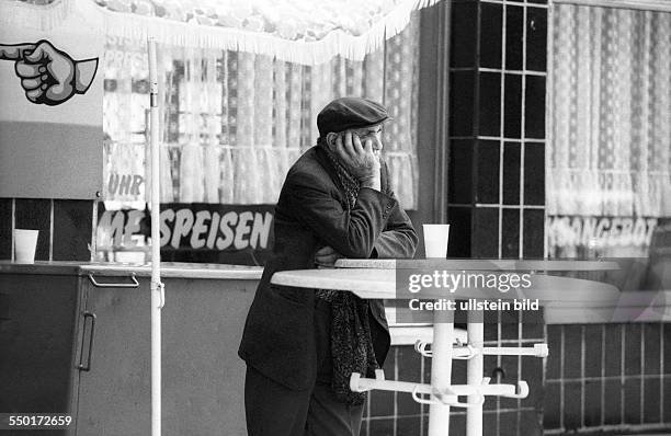 Fast food at Stargarder Strasse / Schoenhauser Allee in East Berlin, old man