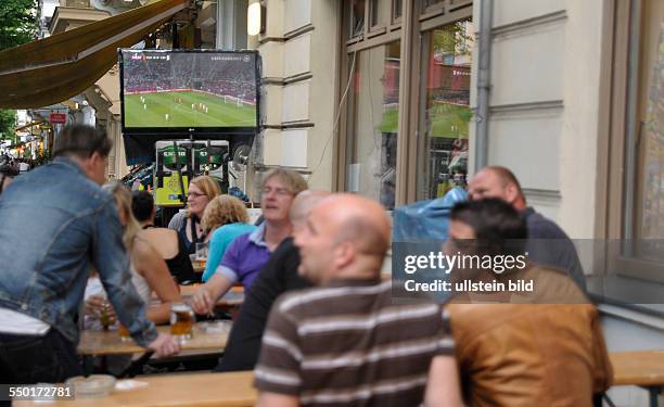 Fußballfans verfolgen das Fussballspiel Russland-Tschechien anlässlich der UEFA Fußball-Europameisterschaft 2012 in einer Kneipe in Berlin-Prenzlauer...