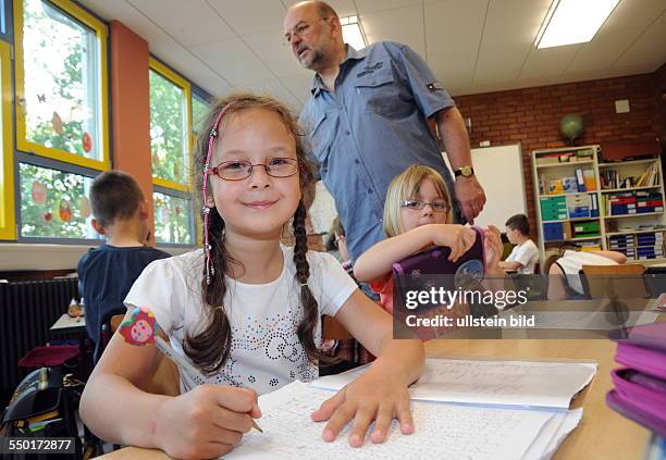 Die Kinder der Schlossparkschule in Geislautern lernen im Unterricht Chinesisch, fotografiert. Im Bild: Erva beim schreiben.