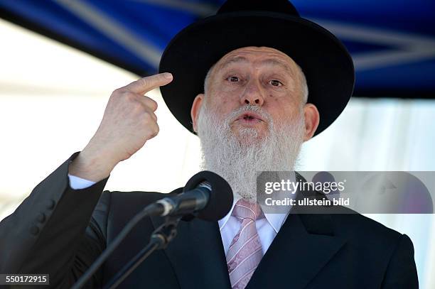 Rabbiner Yizhak Ehrenberg spricht anlässlich der geinsamen Protestkundgebung von Juden und Moslems unter dem Motto -Gegen Vorurteile und Ängste-...