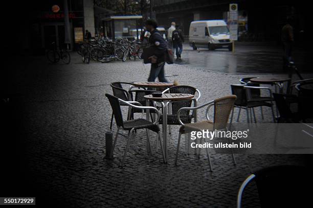 Lomografie - leere Tische, Cafe vor den Schönhauser Allee Arcaden in Berlin-Prenzlauer Berg