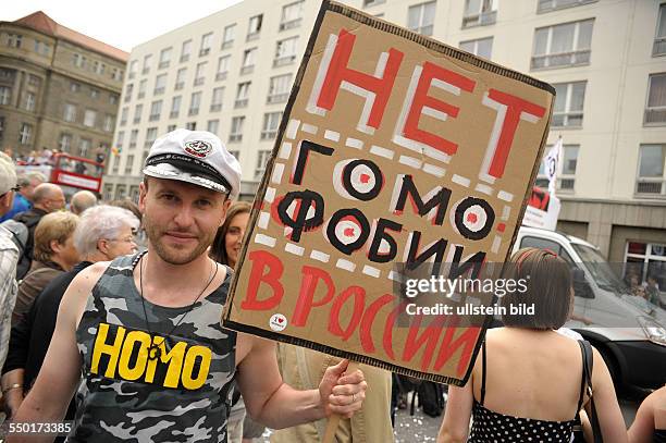 Russische Homosexuelle dempnstrieren gegen die dortige Gesetzesverschärfung für Schwule und Lesben auf dem 34. Christopher Street Day in Berlin für...