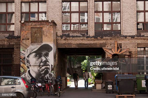 Berlin, Ein Hinterhof mit Grafitti in der Schönhauser Allee in Berlin-Prenzlauer Berg.