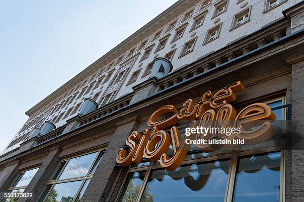 Berlin, Das Café Sibylle ist ein alteingesessener Zeitzeuge im denkmalgeschützten Teil der Karl-Marx-Allee.