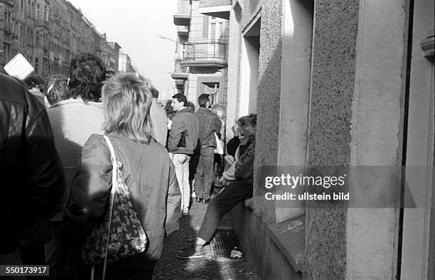 Fall of the Berlin Wall: people crowd in front of a police station in Immanuelkirchstraße in East Berlin for a visa to visit West Berlin and West...