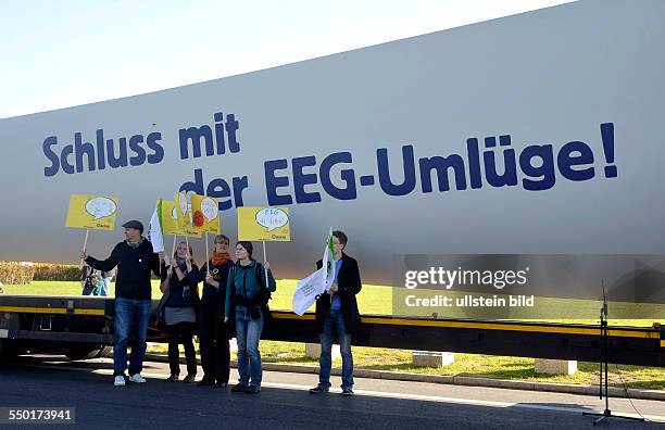 Demonstration unter dem Motto -Wir tragen die Energiewende- für das Erneuerbare-Energien-Gesetz in Berlin