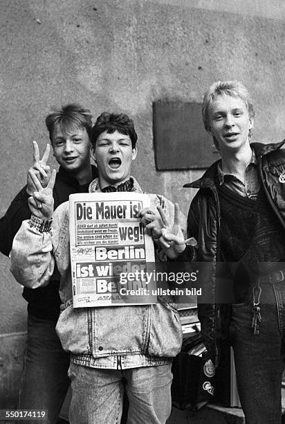 Pupils of the East Berlin Karl-Friedrich-Schinkel-Oberschule presenting the newspaper BZ with the headline: The Wall is gone - Berlin is again...