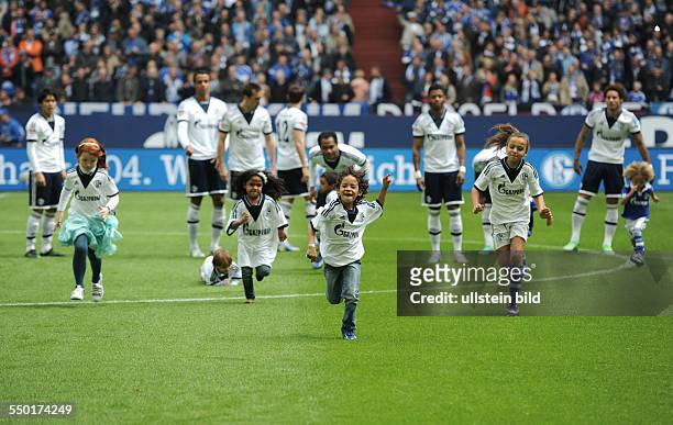 Fussball, Saison 2012-2013, 1. Bundesliga, 33. Spieltag, FC Schalke 04 - VfB Stuttgart 1-2, Die Kinder der Spieler hatten viel Spaß als Einlaufkinder.