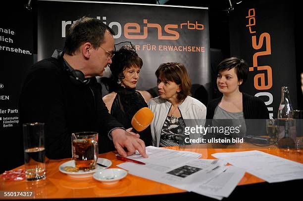Regisseurin Saara Aila Waasner und Darstellerinnen des Films -Frauenzimmer- zu Gast beim RadioEins Berlinale Nighttalk mit Knut Elstermann am Rande...