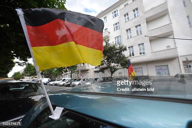 Deutschlandfahnen an Berliner Fahrzeugen anlässlich der UEFA Fußball-Europameisterschaft 2012