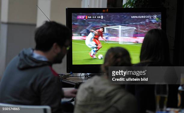 Fußballfans verfolgen das Fussballspiel Russland-Tschechien anlässlich der UEFA Fußball-Europameisterschaft 2012 in einer Kneipe in Berlin-Prenzlauer...