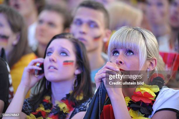 Fassungslose deutsche Fußballfans anlässlich eines Gegentores der italienischen Mannschaft während Halbfinalspiels Deutschland-Italien anlässlich der...