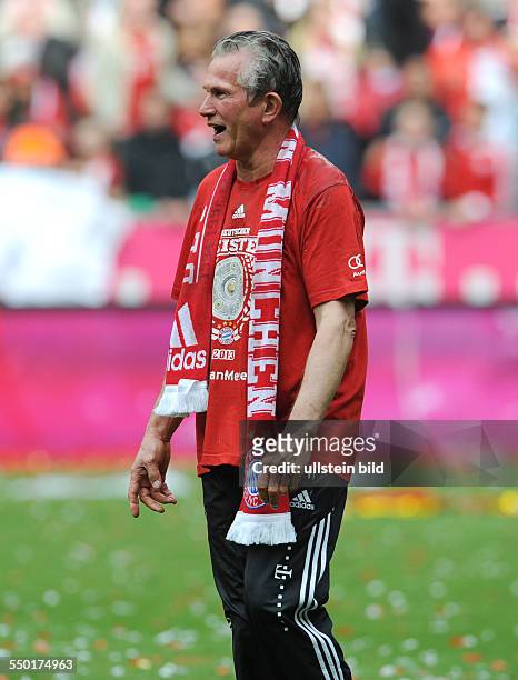 Fussball, Saison 2012-2013, 1. Bundesliga, 33. Spieltag, FC Bayern München - FC Augsburg 3-0, Trainer Jupp Heynckes nach einer Bierdusche.