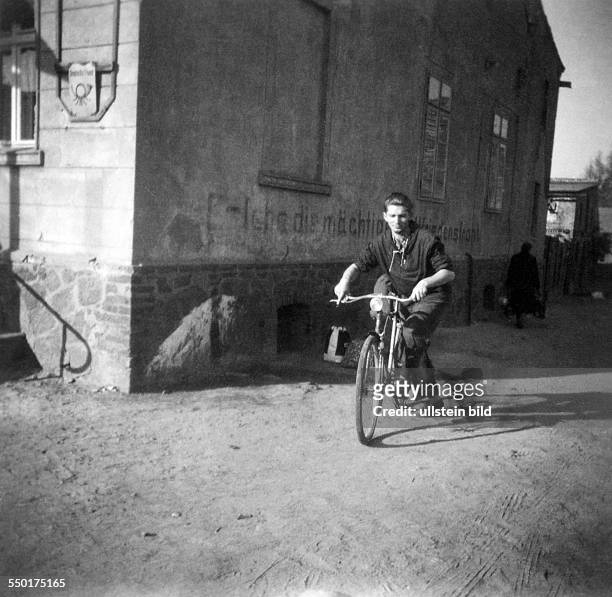 Mann auf einem Fahrrad in Buckow bei Berlin - Aufnahmedatum geschätzt *Aufnahmedatum geschätzt*