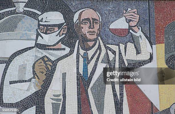 Mosaikfries von Walter Womacka am ehemaligen Haus des Lehrers in Berlin