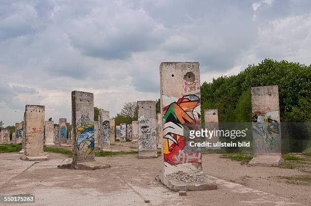 Auf einem Gelände an der Straße Zeppelinufer in Teltow am ehemaligen Grenzstreifen der Berliner Mauer am Teltowkanal stehen originale Segmente der...