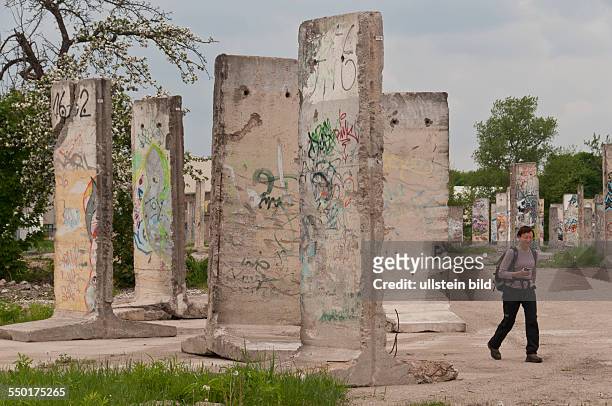 Auf einem Gelände an der Straße Zeppelinufer in Teltow am ehemaligen Grenzstreifen der Berliner Mauer am Teltowkanal stehen originale Segmente der...